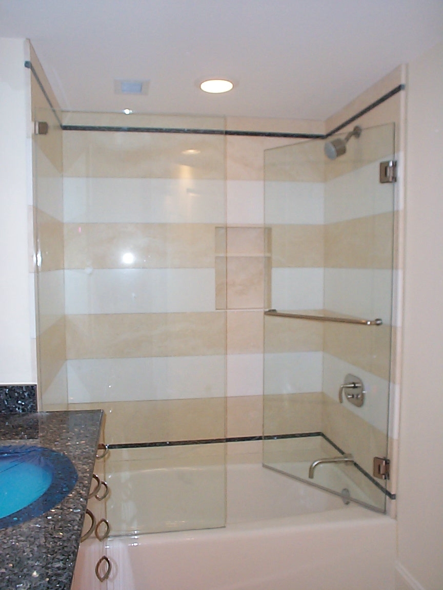 Tub with door and fixed panel
